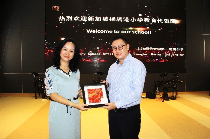 Exchanging of souvenirs between the Principal of Shanghai No 1 School, Ms Sun Ai Jun and our Vice Principal, Mr Martin Chan, who led the team in this immersion.
