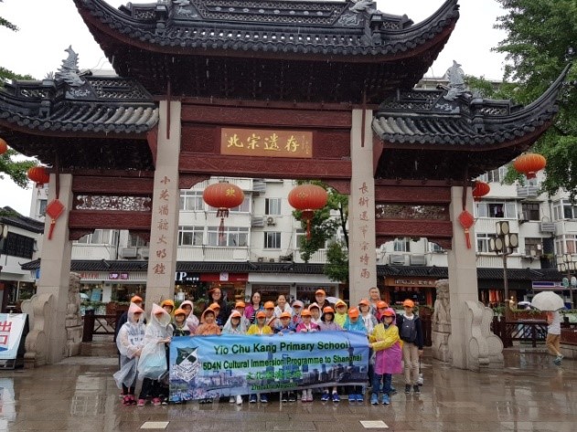 Enjoying ourselves and tasting delicious Shanghai dumplings at Qi Bao Ancient Town.